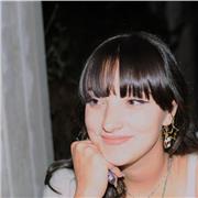 Studentessa universitaria impartisce lezioni di matematica a bambini e ragazzi di scuole elementari e medie